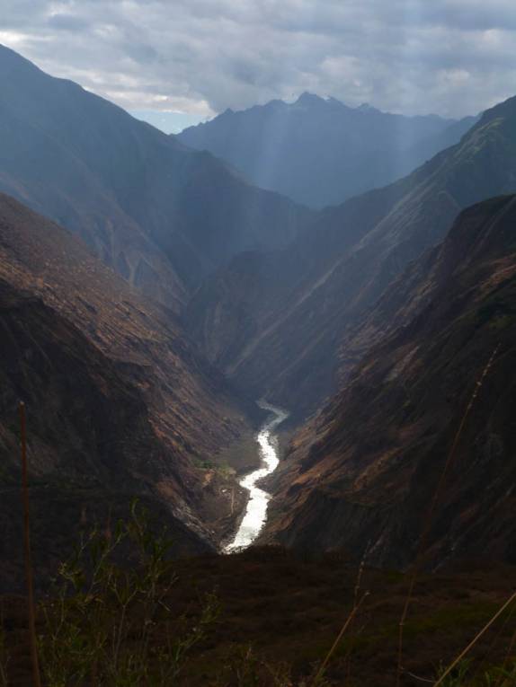 O sol deixa o rio prateado, no fundo do vale, lá embaixo, onde iremos passar a noite no nosso caminho para Choquequirao, no Peru